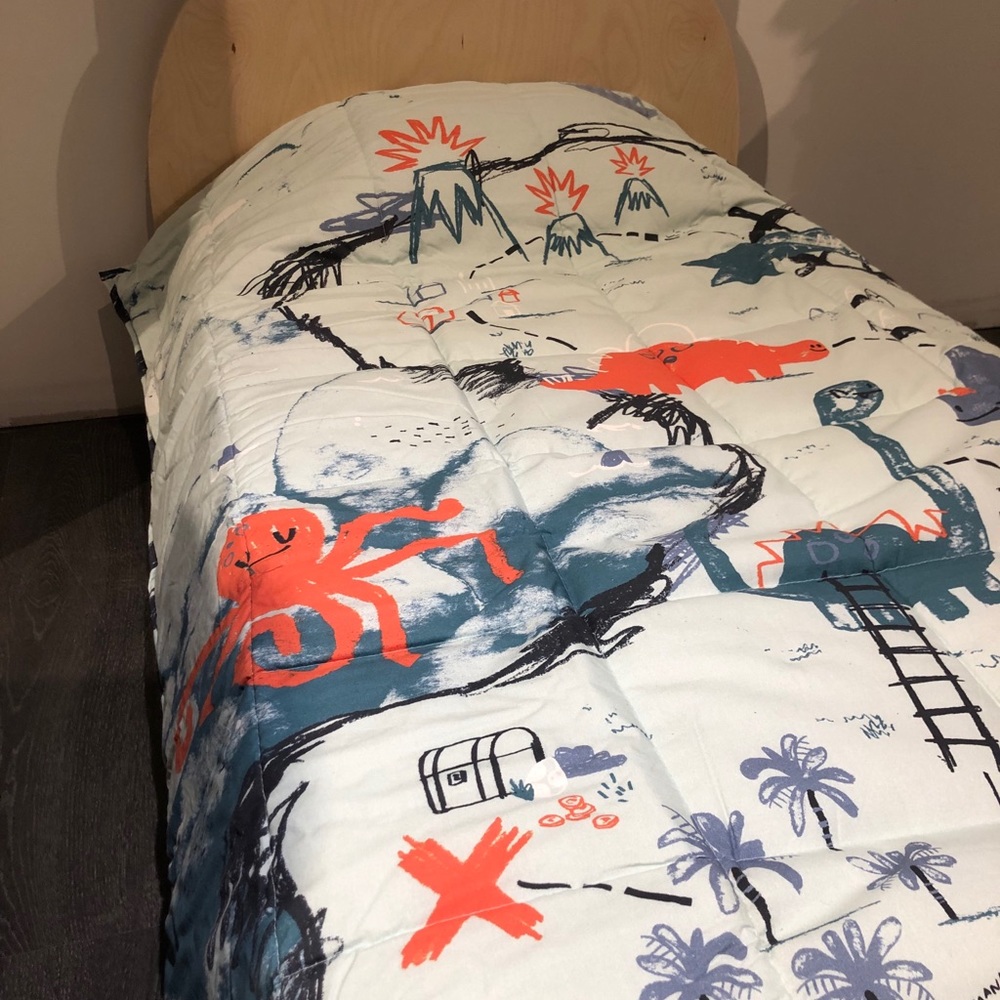 Reversible baby bed comforter